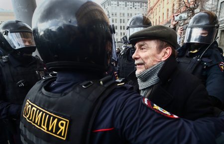 Біля будівлі ФСБ у Москві затримують учасників одиночних пікетів