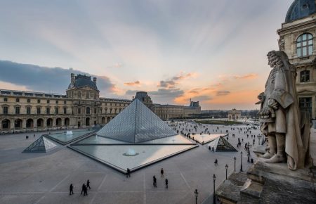 У Парижі закрили Лувр через коронавірус
