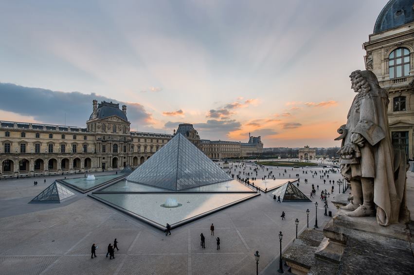У Франції для відвідувачів відкрили Лувр
