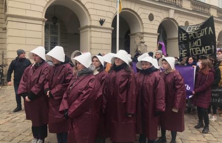 У Львові у Марші жінок взяла участь колона в костюмах з серіалу «Оповідь служниці»