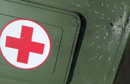 Бойовики на Донбасі обстріляли санітарний автомобіль