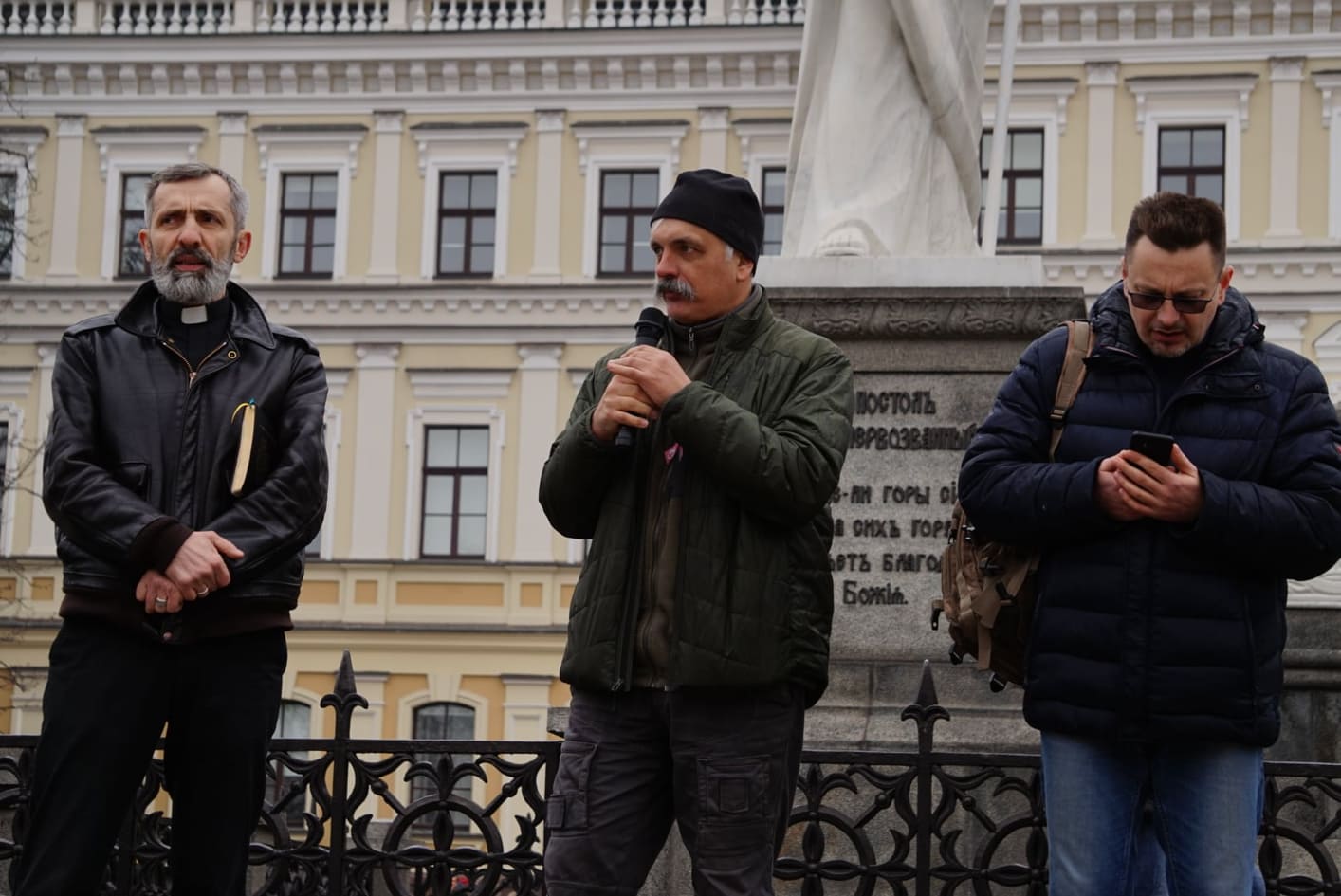 «Права жінок лікуються» і «Смерть феміністкам»: репортаж з «Маршу проти абортів» у Києві 