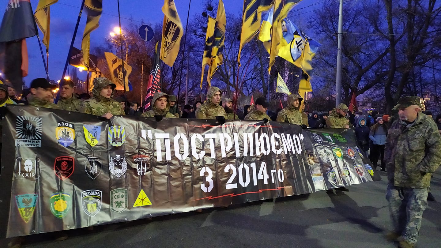 День добровольця: у Києві понад 200 людей пройшли маршем до посольства Росії