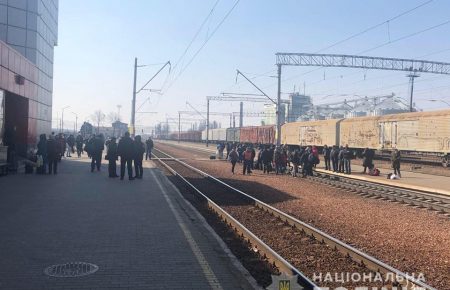 На станції «Фастів» пасажири перекрили залізничні колії і вимагали відновити рух електричок