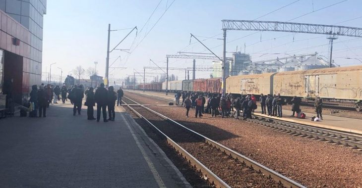 На станції «Фастів» пасажири перекрили залізничні колії і вимагали відновити рух електричок На станції «Фастів» пасажири перекрили залізничні колії і вимагали відновити рух електричок