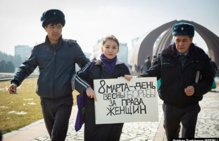 Люди у масках напали на учасниць жіночого маршу в Киргизстані, організаторів ходи затримали