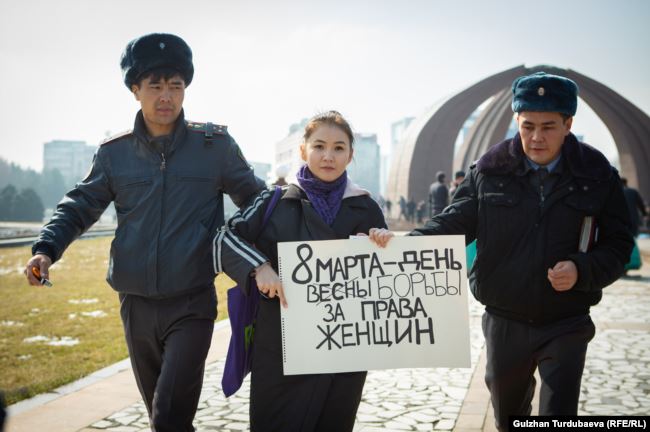 Люди у масках напали на учасниць жіночого маршу в Киргизстані, організаторів ходи затримали