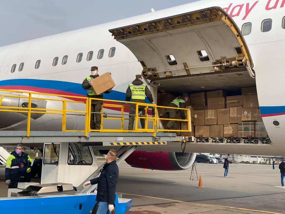 В Україну прибув другий літак із засобами захисту для лікарів, поліції та військових