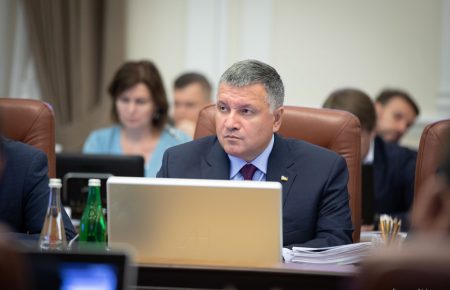 Интерпол пересмотрит запрос РФ об объявлении в розыск Мельничука – Аваков