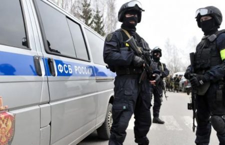 Обшуки в окупованому Криму: п'ятьом кримським татарам закидають терористичну діяльність
