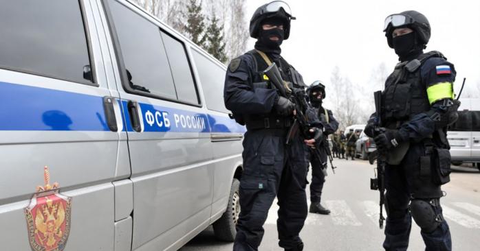 Обшуки в окупованому Криму: п'ятьом кримським татарам закидають терористичну діяльність