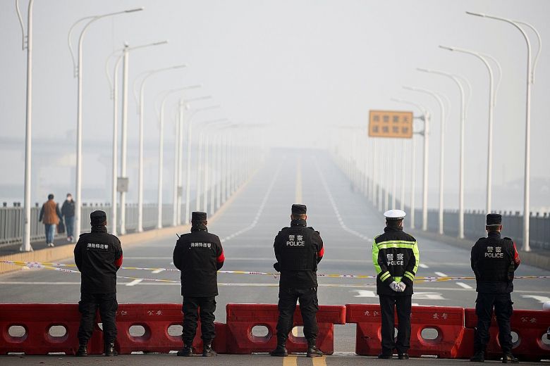 Карантин в Хубэе: перевернутые машины, столкновения с полицией, заблокированный мост