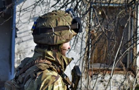 На Донбасі український військовий дістав кульове поранення руки — ООС