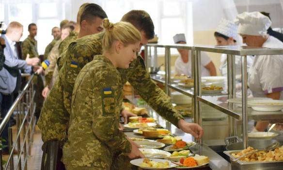 Коронавірус в Україні: ОП просить очільників областей допомогти вирішити проблему із харчуванням військових