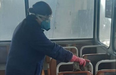 Після виявлення хворого на коронавірус у Чернівцях почали дезінфікувати громадський транспорт