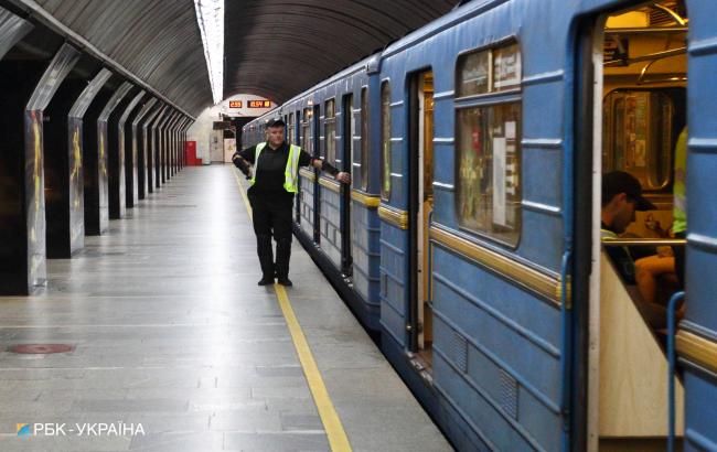 Уряд зупинив роботу метро та скасував залізничне й автобусне сполучення між областями