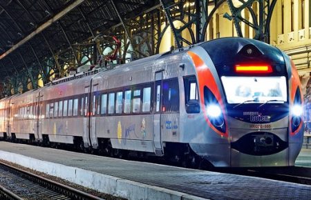 Укрзалізниця запустила потяги, щоб повернути додому українців, які «застрягли» у Польщі