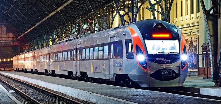 Укрзалізниця запустила потяги, щоб повернути додому українців, які «застрягли» у Польщі