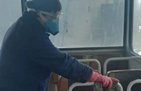 Коронавирус в Черновцах: в городе начали дезинфицировать общественный транспорт