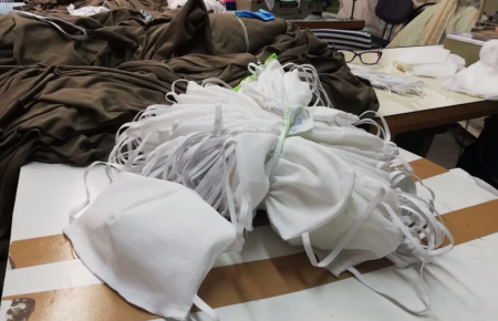 В окупованому Криму працівники театрів почали шити маски замість костюмів — ЗМІ