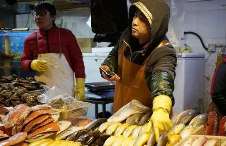 Первые заразившиеся коронавирусом связаны с рынком морепродуктов в Ухане — СМИ