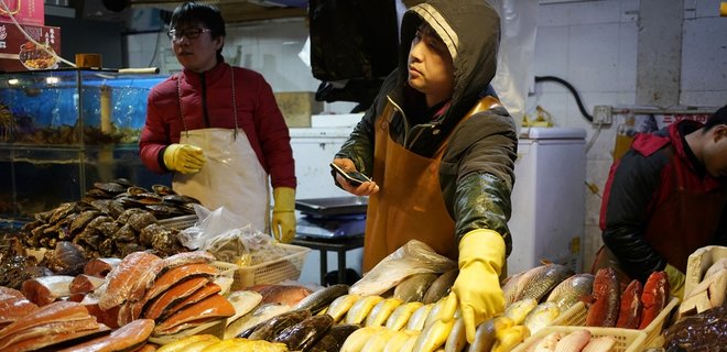 Первые заразившиеся коронавирусом связаны с рынком морепродуктов в Ухане — СМИ