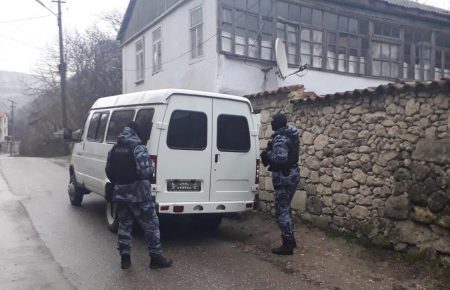 В окупованому Бахчисараї обшуки, трьох людей увезли співробітники ФСБ