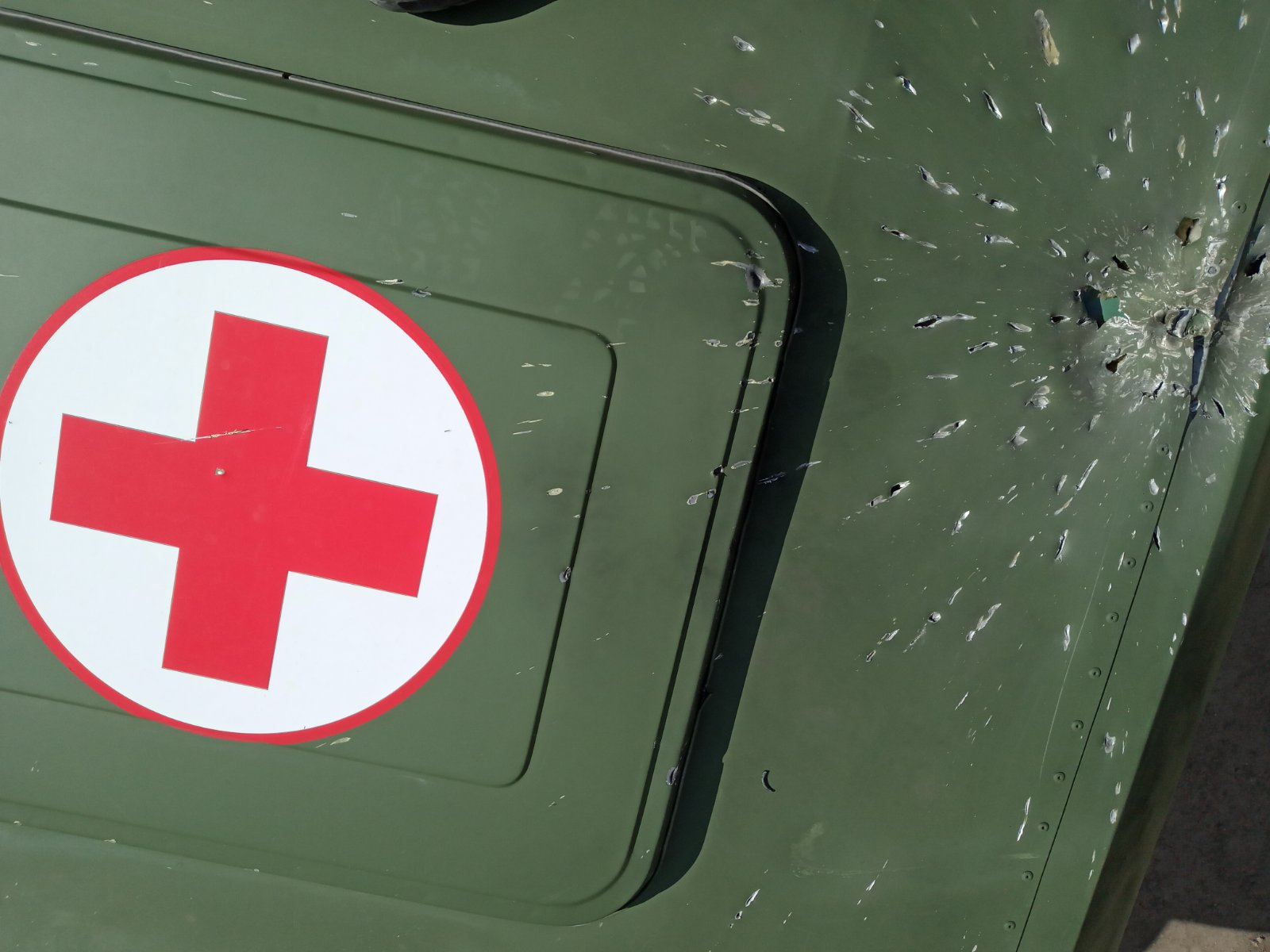Боевики на Донбассе обстреляли санитарный автомобиль — пресс-центр ООС