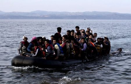 Берегова охорона Греції стріляла у бік човна з мігрантами