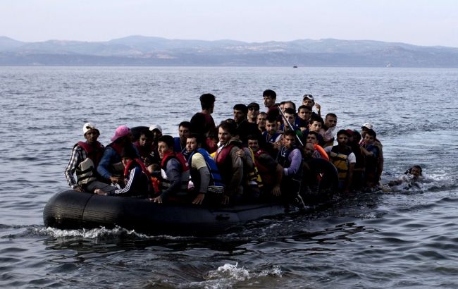 Берегова охорона Греції стріляла у бік човна з мігрантами