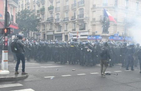 У Парижі масово протестують «жовті жилети»: поліція затримала 34 учасника