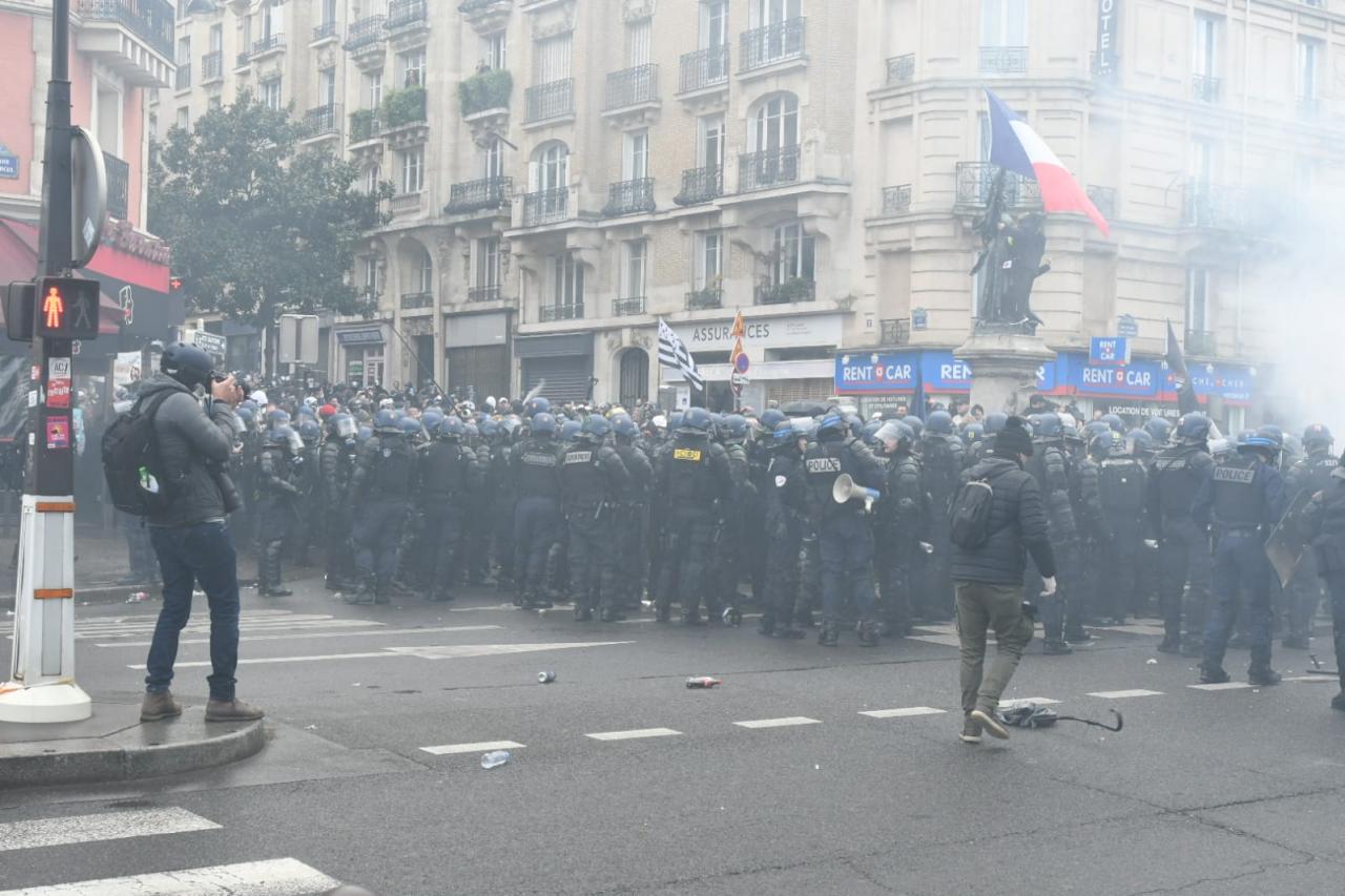 У Парижі масово протестують «жовті жилети»: поліція затримала 34 учасника