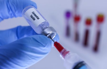 У Британії понад 20 тисяч людей погодилися заразитися для створення вакцини від коронавірусу