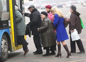 Люди, которые должны сидеть дома, стояли первыми в очереди на маршрутки — Поворозник об ограничении общественного транспорта