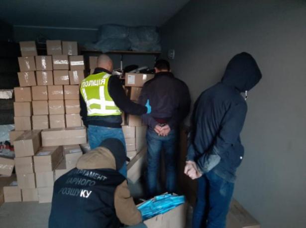 В Киеве грабители с оружием украли 100 тысяч медицинских масок — прокуратура