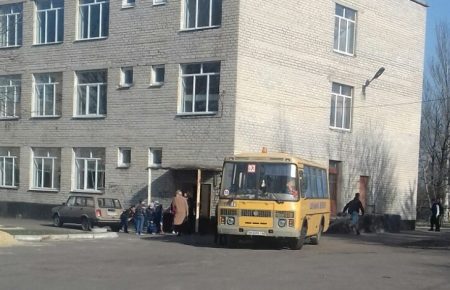 Через обстріл у Мар'їнці дітей зі школи та дитсадка евакуйовували до підвалів