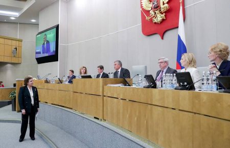 Госдума РФ поддержала поправку к Конституции о снятии ограничения на число президентских сроков
