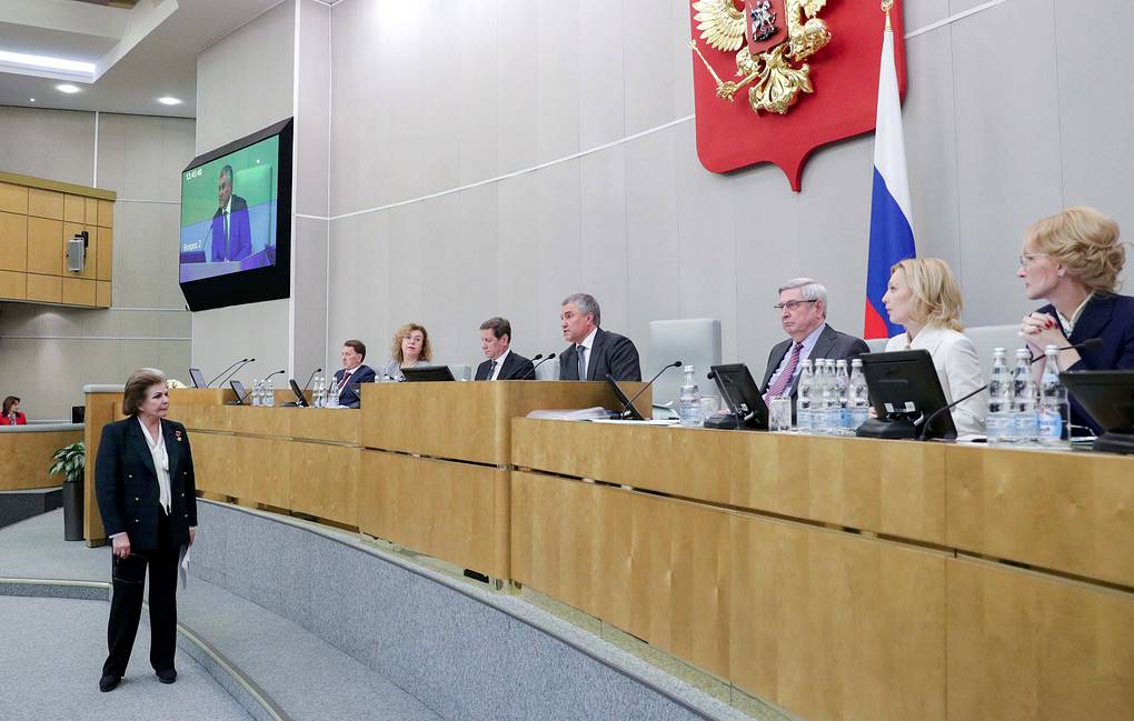 Госдума РФ поддержала поправку к Конституции о снятии ограничения на число президентских сроков