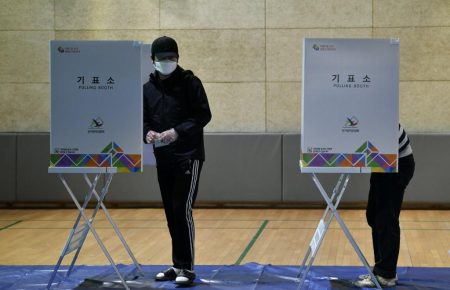 Голосування під час пандемії: у Південній Кореї відбулись парламентські вибори