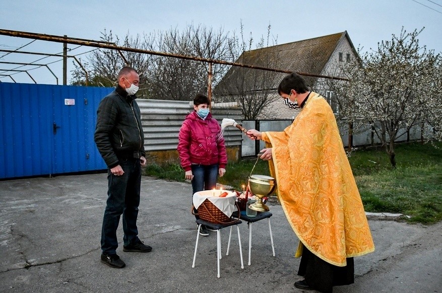 По 2 в масках біля будинків: у Запорізькій області священники святили паски на вулицях