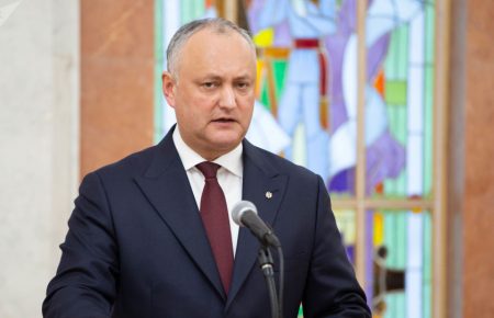 Президент Молдови Додон хоче встигнути до інавгурації Санду підписати закон про статус російської мови