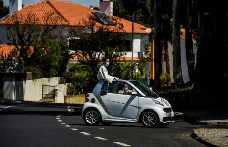 У Португалії священик провів великодню службу в автомобілі з відкидним верхом