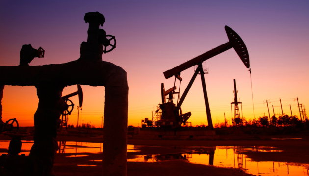 Світові ціни на нафту зростають, очікуючи скорочення видобутку