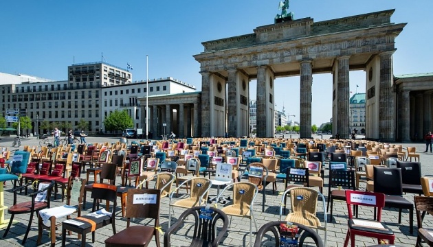 У Німеччині ресторатори влаштували акцію протесту «порожні стільці»