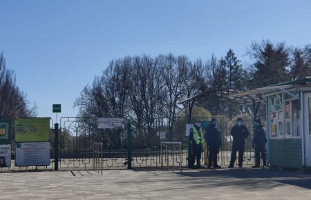 Карантинні обмеження посилюють завтра, але поліція вивела відвідувачів з ботсаду у Києві вже сьогодні