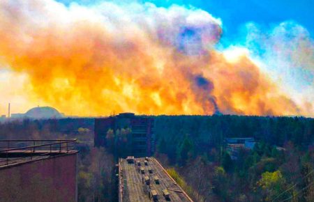 Пожежа в Чорнобильській зоні наближається до сховищ з радіовідходами