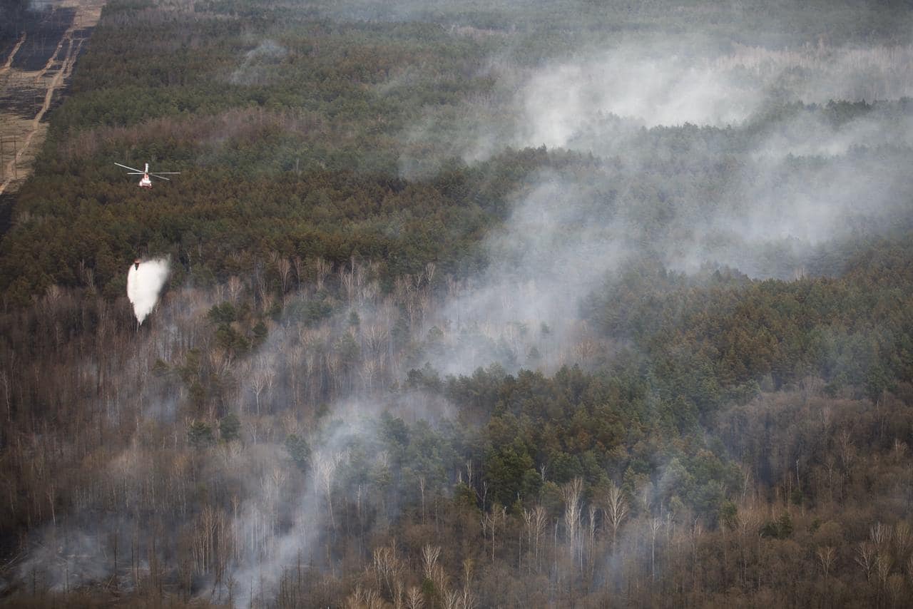 Рятувальники продовжують гасити осередки тління в Чорнобильській зоні і Житомирській області