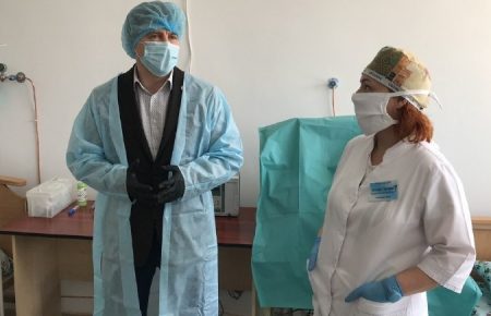 Головлікаря Рівненської обласної лікарні, де на коронавірус захворіли 88 медиків, притягнуть до відповідальності