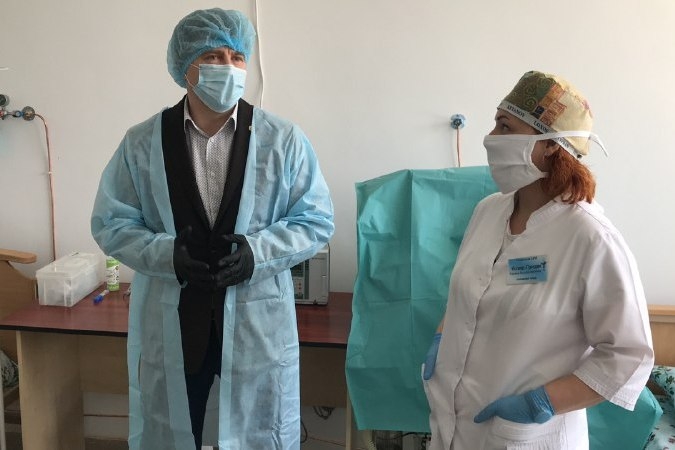 Головлікаря Рівненської обласної лікарні, де на коронавірус захворіли 88 медиків, притягнуть до відповідальності