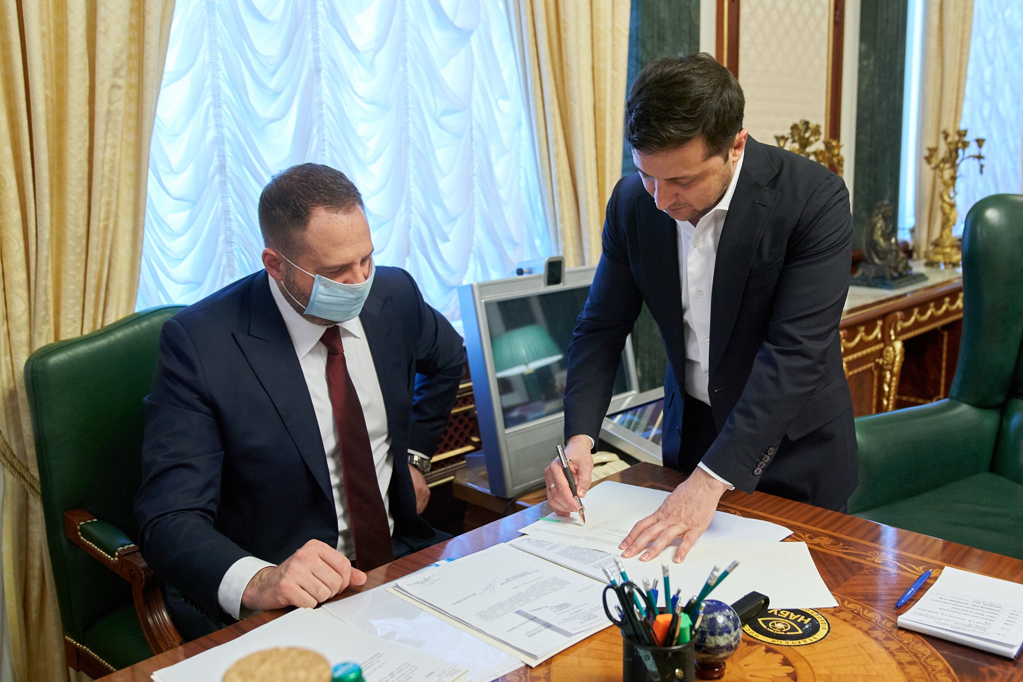 Зеленський підписав закон про вступ без ЗНО для випускників з окупованого Донбасу й Криму